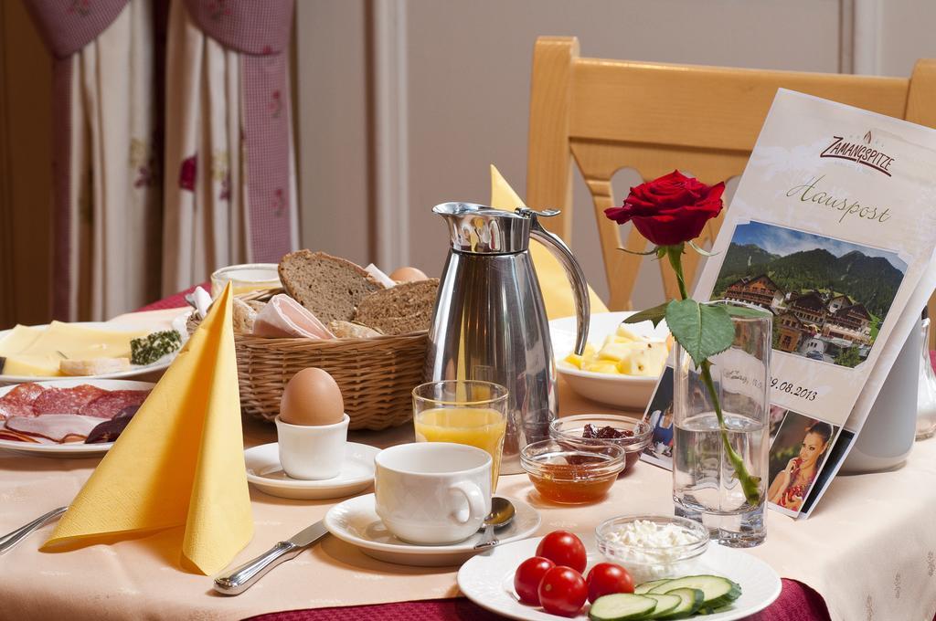 Berg-Spa&Hotel Zamangspitze Sankt Gallenkirch Bagian luar foto